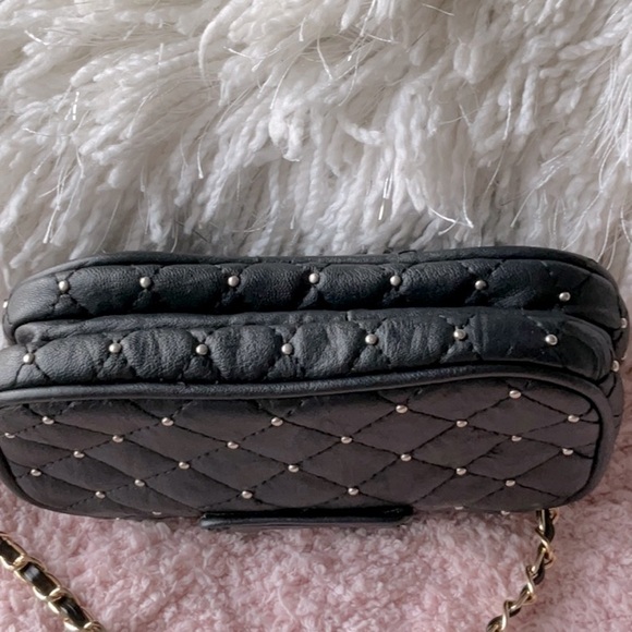 BEBE  BLACK ARM BAG WITH GOLD & LEATHER REMOVABLE STRAP & RED HEART PURSE DECORE - Picture 5 of 8